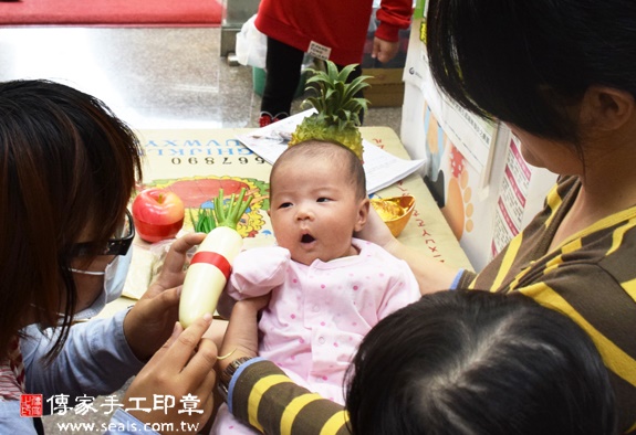 張寶寶(台中西區到府嬰兒寶寶滿月剃頭理髮、免費到府嬰兒剃胎毛儀式吉祥話)。到府剃頭剃胎毛主持、專業拍照、DVD光碟、證書。★購買「臍帶章、肚臍章、胎毛筆刷印章」贈送：剃頭、收涎、抓周，三選一。2015.12.13 照片8
